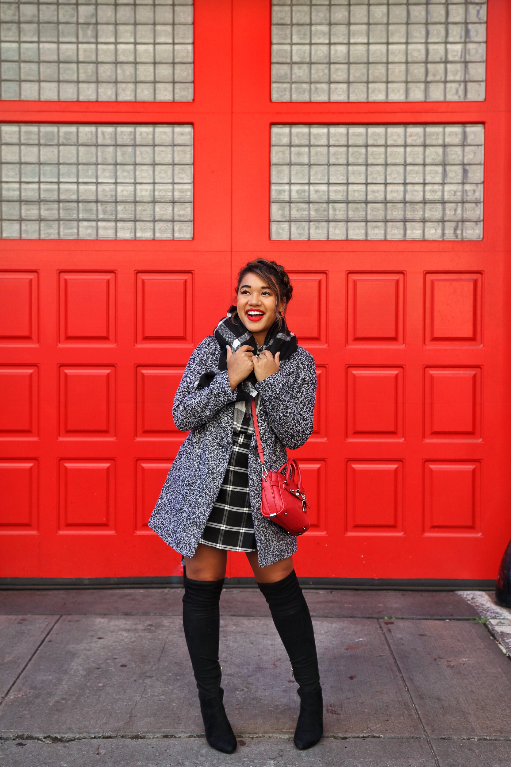 Black, white & bold! Fall style by Color Me Courtney (@colormecourtney) // Black & white that's not borring for fall #plaid #overthekneeboots #otkboot #patternmixing #blackandwhite