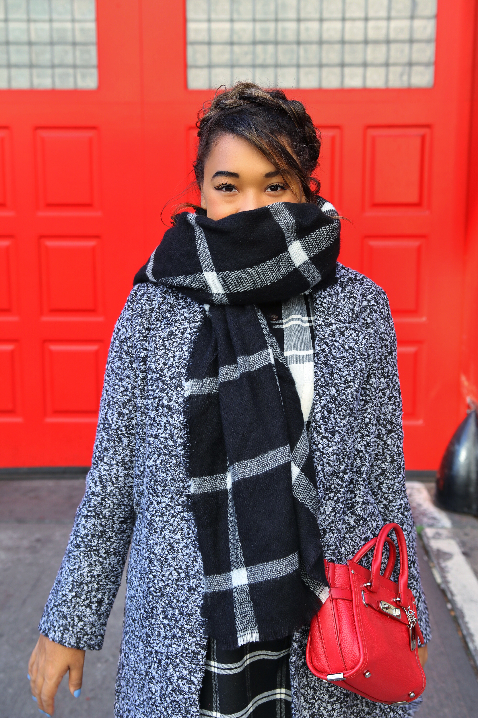 Big Plaid Blanket Scarf! Fall style by Color Me Courtney (@colormecourtney) // Bundle up in plaid for fall #plaid #blanketscarf #scarf #patternmixing #blackandwhite